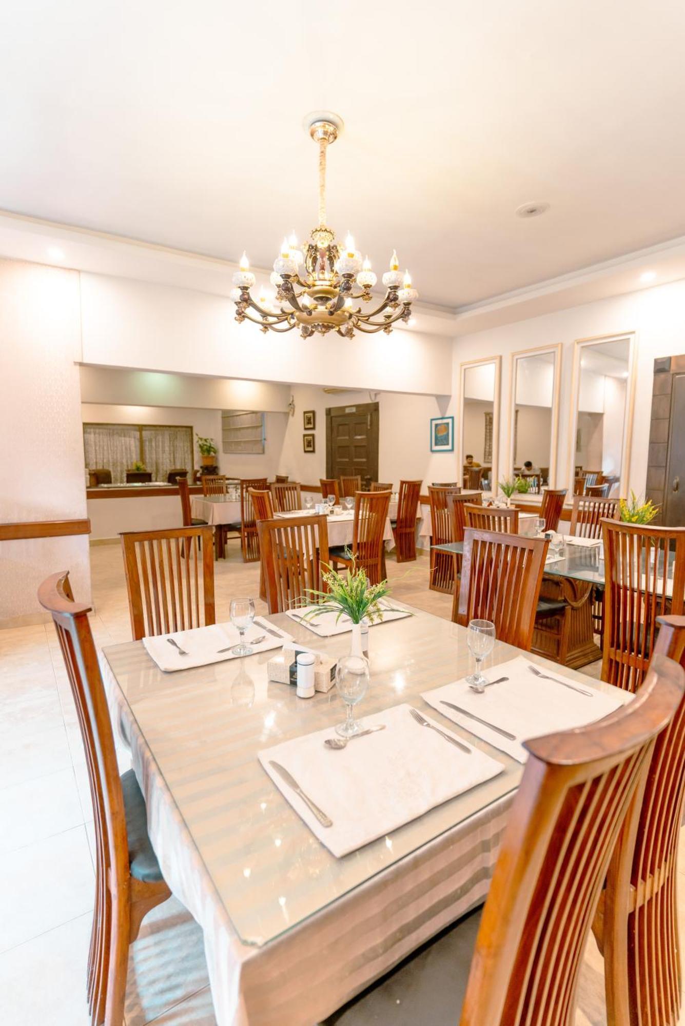 Vip House Peshawar Hotel Екстериор снимка